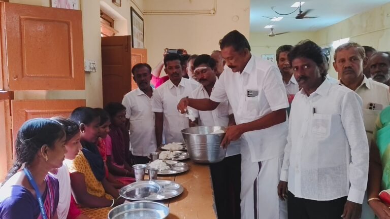 கடையம் தெற்கு ஒன்றிய திமுக சார்பில் மாற்றுத்திறனாளிகள் பள்ளி மாணவ மாணவிகளுக்கு உணவு வழங்கபட்டது.