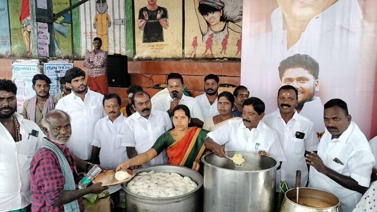 உளுந்தூர்பேட்டை நகரக் கழகத்தின் சார்பில் துணை முதல்வர் பிறந்த நாள் விழாவை முன்னிட்டு 2000 பேருக்கு காலை உணவு வழங்கப்பட்டது.