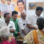 திண்டுக்கல் மாவட்டம் பழனி அடிவாரம் வீடற்றோர் தங்கும் விடுதியில் தமிழக துணை முதல்வர் உதயநிதி ஸ்டாலின் பிறந்த நாளை முன்னிட்டு மாவட்ட சிறுபான்மையினர் பிரிவு சார்பாக உணவு வழங்கும் விழா நிகழ்ச்சி நடைபெற்றன. இந்நிகழ்வின் தலைமையாக மாவட்ட மாணவர் அணி அமைப்பாளர் அஸ்வின் பிரபாகர் மாவட்ட சிறுபான்மையினர் பிரிவு அமைப்பாளர் ரபீக் மைதீன் துணை அமைப்பாளர் சேக் அலாவுதீன் ஆகியோர் தலைமையில் வீடற்றோர் தங்கும் விடுதியில் உள்ள அனைவருக்கும் இலவச உணவு வழங்கும் விழா நிகழ்ச்சி நடைபெற்றன. மேலும் இந்நிகழ்வில் ஒன்றிய செயலாளர் சௌந்தர பாண்டியன் பாலசமுத்திரம் பேரூர் செயலாளர் காளிமுத்து லோகநாதன் ராமகிருஷ்ணன் வீரமணி மற்றும் பாபு ரகுமான் ராஜா முகமது இதயத்துல்லா பாலமுருகன் இமாம் ராஜா கருணாநிதி உள்ளிட்ட நிர்வாகிகள் கலந்து கொண்டு தமிழக துணை முதல்வர் உதயநிதி ஸ்டாலின் பிறந்த நாளை வெகு விமர்சையாக கொண்டாடி மகிழ்ந்தனர்.