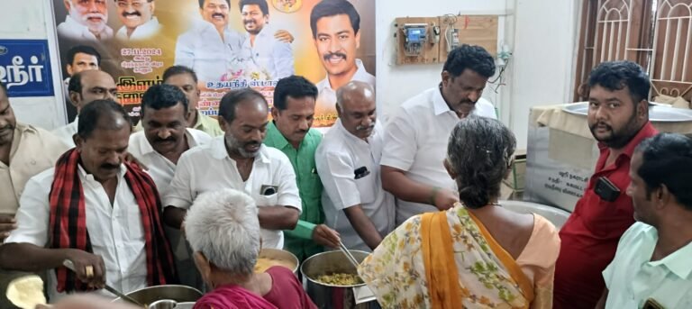 திண்டுக்கல் மாவட்டம் பழனி அடிவாரம் வீடற்றோர் தங்கும் விடுதியில் தமிழக துணை முதல்வர் உதயநிதி ஸ்டாலின் பிறந்த நாளை முன்னிட்டு மாவட்ட சிறுபான்மையினர் பிரிவு சார்பாக உணவு வழங்கும் விழா நிகழ்ச்சி நடைபெற்றன. இந்நிகழ்வின் தலைமையாக மாவட்ட மாணவர் அணி அமைப்பாளர் அஸ்வின் பிரபாகர் மாவட்ட சிறுபான்மையினர் பிரிவு அமைப்பாளர் ரபீக் மைதீன் துணை அமைப்பாளர் சேக் அலாவுதீன் ஆகியோர் தலைமையில் வீடற்றோர் தங்கும் விடுதியில் உள்ள அனைவருக்கும் இலவச உணவு வழங்கும் விழா நிகழ்ச்சி நடைபெற்றன. மேலும் இந்நிகழ்வில் ஒன்றிய செயலாளர் சௌந்தர பாண்டியன் பாலசமுத்திரம் பேரூர் செயலாளர் காளிமுத்து லோகநாதன் ராமகிருஷ்ணன் வீரமணி மற்றும் பாபு ரகுமான் ராஜா முகமது இதயத்துல்லா பாலமுருகன் இமாம் ராஜா கருணாநிதி உள்ளிட்ட நிர்வாகிகள் கலந்து கொண்டு தமிழக துணை முதல்வர் உதயநிதி ஸ்டாலின் பிறந்த நாளை வெகு விமர்சையாக கொண்டாடி மகிழ்ந்தனர்.