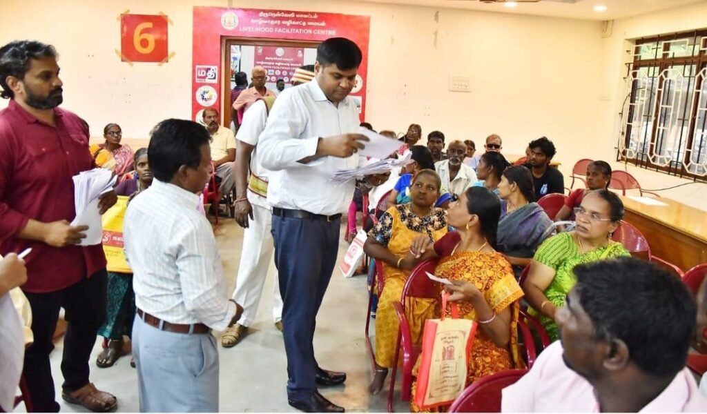 மாற்றுத் திறனாளிகளுக்கான, சிறப்பு குறை தீர்க்கும் நாள் கூட்டம், திருநெல்வேலி மாவட்ட ஆட்சியர் அலுவலக கூட்ட அரங்கில், இன்று [நவ.27] காலையில், நடைபெற்றது. இந்த கூட்டத்திற்கு தலைமை வகித்த மாவட்ட ஆட்சித்தலைவர் டாக்டர் கா.ப. கார்த்திகேயன், மாற்றுத் திறனாளிகளின் இருப்பிடத்திற்கே சென்று, அவர்களிடமிருந்து கோரிக்கை மனுக்களை, நேரடியாக பெற்றுக் கொண்டார். இவ்வாறு இன்று ஒரே நாளில் மட்டும் மொத்தம் 100 மனுக்கள் பெறப்பட்டன. வீட்டுமனைப்பட்டா, பேட்டரி பொருத்தப்பட்ட மூன்று சக்கர வாகனம், வங்கிக் கடன் உள்ளிட்ட பல்வேறு கோரிக்கைகள், அந்த மனுக்களில் இடம் பெற்றிருந்தன. தொடர்ந்து, இந்த கூட்டத்தில், 3 பயனாளிகளுக்கு, தலா 13,500 ரூபாய் மதிப்பிலான, தக்க செயலிகளுடன் கூடிய திறன் பேசிகளும், 5 பயனாளிகளுக்கு தலா 9 ஆயிரம் ரூபாய் மதிப்பிலான, எழுத்துக்களை பெரிதாக காட்டும் உருப்பெருக்கிகளும், 5 பயனாளிகளுக்கு தலா 2 ஆயிரம் மதிப்பிலான பிரெய்லி கை கடிகாரங்களும் என, மொத்தம் 13 பயனாளிகளுக்கு, 95 ஆயிரத்து 500 ரூபாய் மதிப்பிலான நலத்திட்ட உதவிகள் வழங்கப்பட்டன. அவற்றை மாவட்ட ஆட்சித்தலைவர் வழங்கினார். இந்த கூட்டத்தில், மாவட்ட சமூக பாதுகாப்புத்திட்ட தனி துணை ஆட்சியர் ஜெயா, மாவட்ட மகளிர் திட்ட இயக்குனர் இலக்குவன்,மாவட்ட மாற்றுத்திறனாளிகள் நல அலுவலர் சிவசங்கரன், திறன் உதவியாளர் லட்சுமணன், பேச்சு பயிற்சியாளர் அனித்தா ஆகியோர், கலந்து கொண்டனர்.