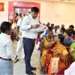 மாற்றுத் திறனாளிகளுக்கான, சிறப்பு குறை தீர்க்கும் நாள் கூட்டம், திருநெல்வேலி மாவட்ட ஆட்சியர் அலுவலக கூட்ட அரங்கில், இன்று [நவ.27] காலையில், நடைபெற்றது. இந்த கூட்டத்திற்கு தலைமை வகித்த மாவட்ட ஆட்சித்தலைவர் டாக்டர் கா.ப. கார்த்திகேயன், மாற்றுத் திறனாளிகளின் இருப்பிடத்திற்கே சென்று, அவர்களிடமிருந்து கோரிக்கை மனுக்களை, நேரடியாக பெற்றுக் கொண்டார். இவ்வாறு இன்று ஒரே நாளில் மட்டும் மொத்தம் 100 மனுக்கள் பெறப்பட்டன. வீட்டுமனைப்பட்டா, பேட்டரி பொருத்தப்பட்ட மூன்று சக்கர வாகனம், வங்கிக் கடன் உள்ளிட்ட பல்வேறு கோரிக்கைகள், அந்த மனுக்களில் இடம் பெற்றிருந்தன. தொடர்ந்து, இந்த கூட்டத்தில், 3 பயனாளிகளுக்கு, தலா 13,500 ரூபாய் மதிப்பிலான, தக்க செயலிகளுடன் கூடிய திறன் பேசிகளும், 5 பயனாளிகளுக்கு தலா 9 ஆயிரம் ரூபாய் மதிப்பிலான, எழுத்துக்களை பெரிதாக காட்டும் உருப்பெருக்கிகளும், 5 பயனாளிகளுக்கு தலா 2 ஆயிரம் மதிப்பிலான பிரெய்லி கை கடிகாரங்களும் என, மொத்தம் 13 பயனாளிகளுக்கு, 95 ஆயிரத்து 500 ரூபாய் மதிப்பிலான நலத்திட்ட உதவிகள் வழங்கப்பட்டன. அவற்றை மாவட்ட ஆட்சித்தலைவர் வழங்கினார். இந்த கூட்டத்தில், மாவட்ட சமூக பாதுகாப்புத்திட்ட தனி துணை ஆட்சியர் ஜெயா, மாவட்ட மகளிர் திட்ட இயக்குனர் இலக்குவன்,மாவட்ட மாற்றுத்திறனாளிகள் நல அலுவலர் சிவசங்கரன், திறன் உதவியாளர் லட்சுமணன், பேச்சு பயிற்சியாளர் அனித்தா ஆகியோர், கலந்து கொண்டனர்.