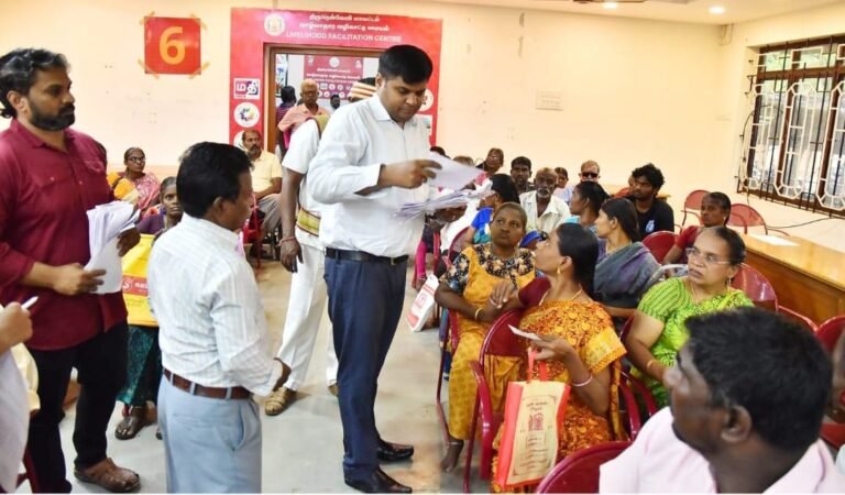 மாற்றுத் திறனாளிகளுக்கான, சிறப்பு குறை தீர்க்கும் நாள் கூட்டம், திருநெல்வேலி மாவட்ட ஆட்சியர் அலுவலக கூட்ட அரங்கில், இன்று [நவ.27] காலையில், நடைபெற்றது. இந்த கூட்டத்திற்கு தலைமை வகித்த மாவட்ட ஆட்சித்தலைவர் டாக்டர் கா.ப. கார்த்திகேயன், மாற்றுத் திறனாளிகளின் இருப்பிடத்திற்கே சென்று, அவர்களிடமிருந்து கோரிக்கை மனுக்களை, நேரடியாக பெற்றுக் கொண்டார். இவ்வாறு இன்று ஒரே நாளில் மட்டும் மொத்தம் 100 மனுக்கள் பெறப்பட்டன. வீட்டுமனைப்பட்டா, பேட்டரி பொருத்தப்பட்ட மூன்று சக்கர வாகனம், வங்கிக் கடன் உள்ளிட்ட பல்வேறு கோரிக்கைகள், அந்த மனுக்களில் இடம் பெற்றிருந்தன. தொடர்ந்து, இந்த கூட்டத்தில், 3 பயனாளிகளுக்கு, தலா 13,500 ரூபாய் மதிப்பிலான, தக்க செயலிகளுடன் கூடிய திறன் பேசிகளும், 5 பயனாளிகளுக்கு தலா 9 ஆயிரம் ரூபாய் மதிப்பிலான, எழுத்துக்களை பெரிதாக காட்டும் உருப்பெருக்கிகளும், 5 பயனாளிகளுக்கு தலா 2 ஆயிரம் மதிப்பிலான பிரெய்லி கை கடிகாரங்களும் என, மொத்தம் 13 பயனாளிகளுக்கு, 95 ஆயிரத்து 500 ரூபாய் மதிப்பிலான நலத்திட்ட உதவிகள் வழங்கப்பட்டன. அவற்றை மாவட்ட ஆட்சித்தலைவர் வழங்கினார். இந்த கூட்டத்தில், மாவட்ட சமூக பாதுகாப்புத்திட்ட தனி துணை ஆட்சியர் ஜெயா, மாவட்ட மகளிர் திட்ட இயக்குனர் இலக்குவன்,மாவட்ட மாற்றுத்திறனாளிகள் நல அலுவலர் சிவசங்கரன், திறன் உதவியாளர் லட்சுமணன், பேச்சு பயிற்சியாளர் அனித்தா ஆகியோர், கலந்து கொண்டனர்.