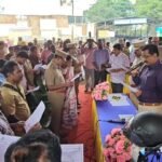 வாணியம்பாடி,நவ.28- திருப்பத்தூர் மாவட்டம் ஆம்பூர் பேருந்து நிலையத்தில் ஆம்பூர் உட்கோட்டம், போக்குவரத்து காவல்துறை சார்பில் சாலை பாதுகாப்பு விழிப்புணர்வு நிகழ்ச்சி நடைப்பெற்றது. நிகழ்ச்சியில் திருப்பத்தூர் மாவட்ட ஆட்சியர் தர்ப்பகராஜ் மற்றும் மாவட்ட காவல் கண்காணிப்பாளர் ஸ்ரேயாகுப்தா ஆகியோர் கலந்துகொண்டு தலைகவசம் அணிவது அவசியம் குறித்து வாகன ஓட்டிகள் மற்றும், பொதுமக்களுக்கு விழிப்புணர்வு ஏற்படுத்தி உறுதிமொழி ஏற்றனர் அதனை தொடர்ந்து சாலையில் தலைகவசம் அணியாமல் சென்ற இருசக்கர வாகன ஓட்டிகளுக்கு இலவசமாக ஹெல்மெட் அணிவித்து அவர்களுக்கு ஹெல்மெட் அவசியம் குறித்து விழிப்புணர்வு ஏற்படுத்தினர். நிகழ்ச்சியில் ஆம்பூர் துணை காவல் கண்காணிப்பாளர் அறிவழகன், ஆய்வாளர் வெங்கடேசன் உள்ளிட்ட காவல்துறையினர், வாகன ஓட்டிகள் பொதுமக்கள் என பலர் கலந்து கொண்டனர்.