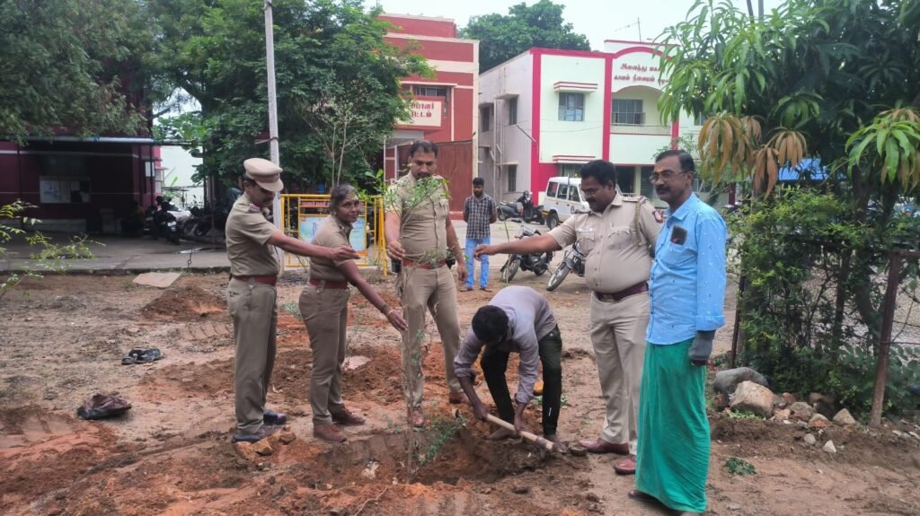 பழனி நகர் காவல் துறையினர் சார்பாக வீட்டிற்கு ஒரு மரம் வளர்ப்போம்.