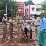 பழனி நகர் காவல் துறையினர் சார்பாக வீட்டிற்கு ஒரு மரம் வளர்ப்போம்.