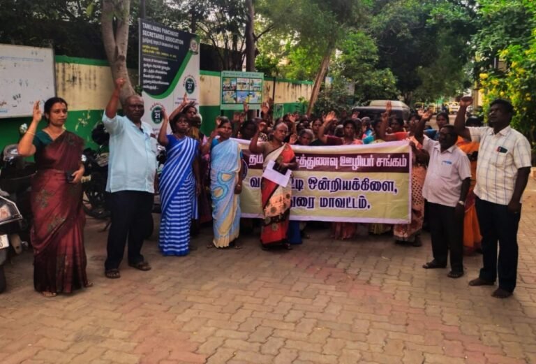 வாடிப்பட்டியில் சத்துணவு ஊழியர்கள் ஆர்ப்பாட்டம்.