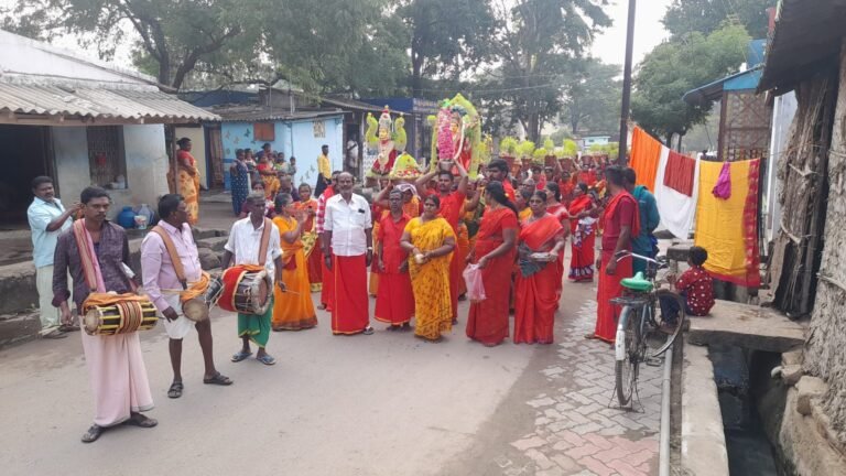சோழவந்தான் அருகே அயப்பன் நாயக்கன்பட்டி ஓம் சக்தி வழிபாட்டு மன்றம் சார்பில் முளைப்பாரி ஊர்வலம்