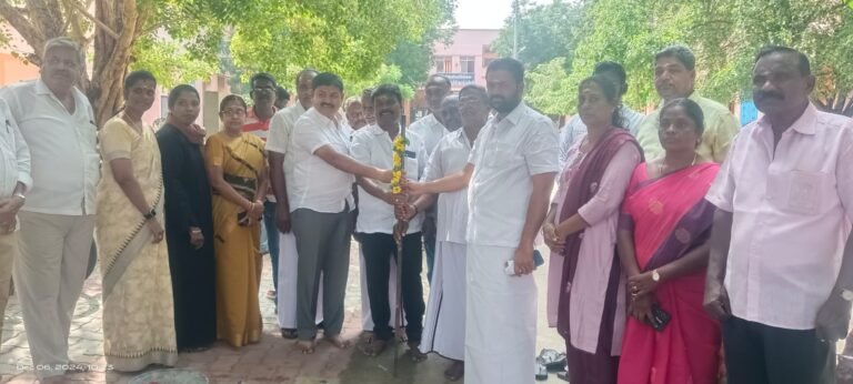 புதிய பள்ளி நுழைவுவாயில் கட்டிடம் அமைக்கும் பணி