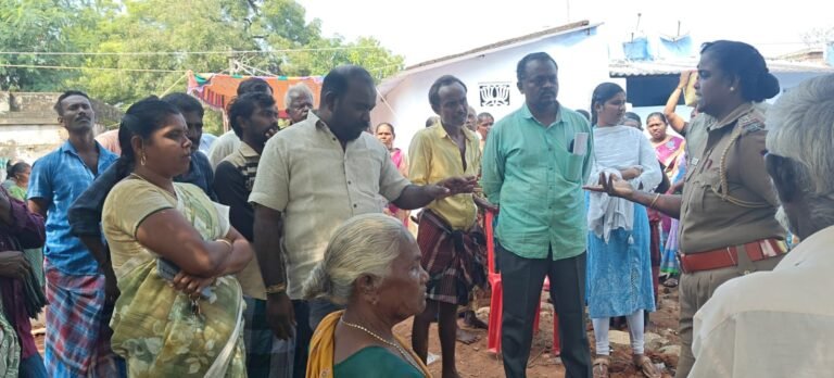 தென்காசி அடுத்துள்ள வெங்கட்ராம்பட்டி முத்தம்மாள்புரம் ஊர் பாலம் மற்றும் அடிப்படை வசதி கேட்டு பிணத்தை வைத்து ஊர்மக்கள் தர்னா