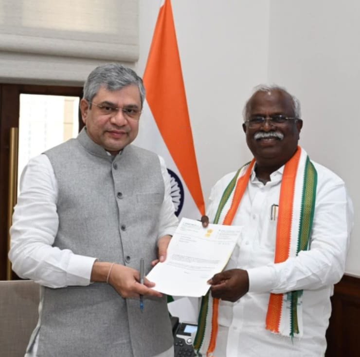 புதுடெல்லியில், ரயில்வே அமைச்சரை நேரில் சந்தித்து, கோரிக்கை மனு அளித்த, திருநெல்வேலி எம்.பி. ராபர்ட் புரூஸ்!