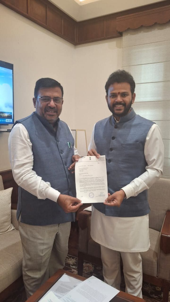 திண்டுக்கல்லில் விமான நிலையம் அமைத்திட விமானப் போக்குவரத்து துறை அமைச்சரிடம் திண்டுக்கல் பாராளுமன்ற உறுப்பினர் சச்சிதானந்தம் மனு.