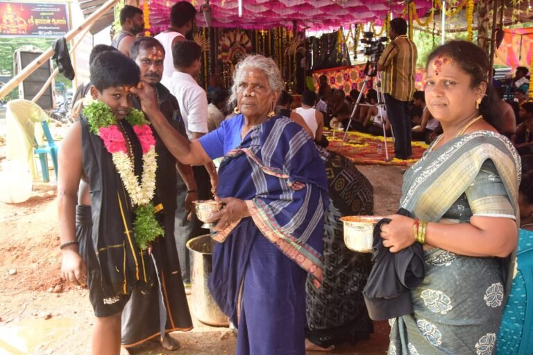 விக்கிரமங்கலத்தில் தத்துவமஸி அய்யப்பன் கோவிலில் கன்னிசிறப்பு பூஜை கூட்டுப் பிரார்த்தனை