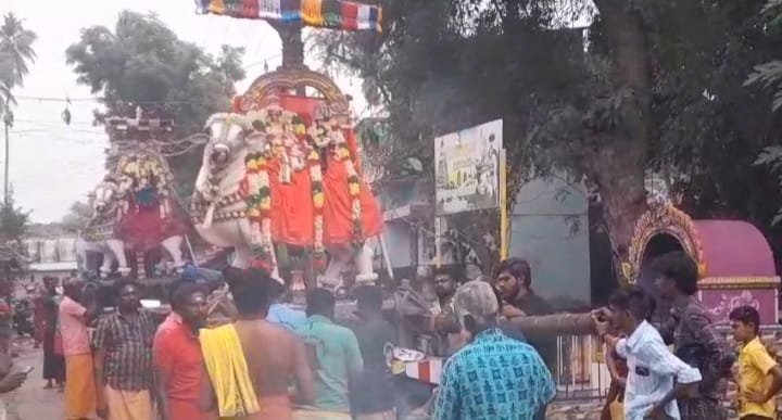 சோழவந்தான் அருகே தென்கரை அகிலாண்டேஸ்வரி சமேத மூலநாதசாமி கோவில் அஷ்டமி சப்பர திருவிழா நடைபெற்றது