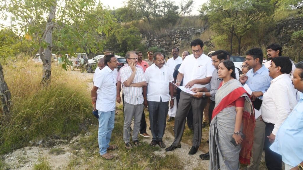 தொழில்துறை அமைச்சர் டி.ஆர்.பி. ராஜா சேலம் மாவட்டத்தில் சிப்காட் ஒருங்கிணைந்த ஜவுளிப் பூங்கா அமைப்பதற்கு ஜாகீர் அம்மாபாளையத்தில் 120 ஏக்கர் பரப்பளவிற்கு தேர்வு செய்யப்பட்டுள்ள இடத்தினை பார்வையிட்டு ஆய்வு செய்தனர்.