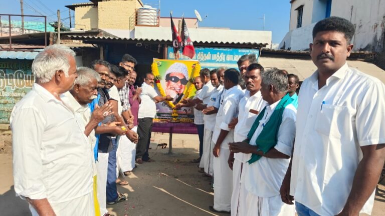 திண்டுக்கல் மாவட்டம் பழனி அருகே புது ஆயக்குடி பேருந்து நிறுத்தம் அருகே அதிமுக சார்பில் தமிழக முன்னாள் முதலமைச்சர் எம்.ஜி.ஆரின் நினைவு நாள் கொண்டாடப்பட்டது.