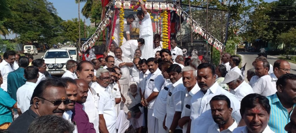 எம்ஜிஆர் 37 - வது நினைவு நாளை முன்னிட்டு அதிமுக சார்பில் மாலை அணிவித்து மரியாதை செலுத்தப்பட்டது.