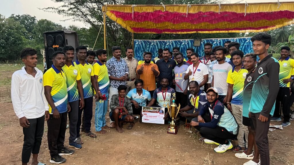 அலங்காநல்லூர் அருகே நடந்த கிரிக்கெட் போட்டியில்திண்டுக்கல் நத்தம் அணி முதலிடம் பிடித்தது!2–வது இடத்தை மதுரை அணி வி.புதூர் கைப்பற்றியது!