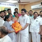 திமுக சார்பில் மருத்துவப் பணியாளர்களுக்கு நலத்திட்டம்.