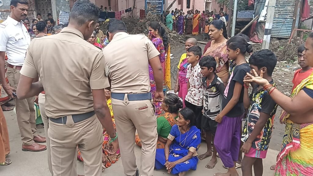 மதுரை மாநகராட்சி 84 வது வார்டு பகுதியில் 40 நாட்களுக்கு மேலாக தண்ணீர் வராததை கண்டித்து பொதுமக்கள் பத்மா தியேட்டர் அருகே காலி குடத்துடன் சாலை மறியல்: