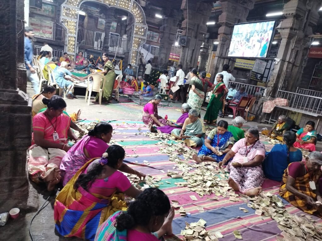 திருப்பரங் குன்றம் முருகன் கோவில் உண்டியலில் இருந்து 44,43,563 ரூபாய் ரொக்கமும், 66 கிராம் தங்கமும், 1 கிலோ 130 கிராம் வெள்ளியும் கிடைக்கப் பெற்றது.
