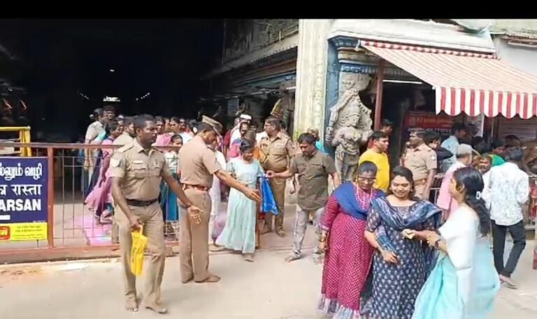 மதுரை மீனாட்சி அம்மன் கோவிலில் விடுமுறை தினம் என்பதால் இயல்பை விட அதிகமான பக்தர்கள் கூட்டம்.