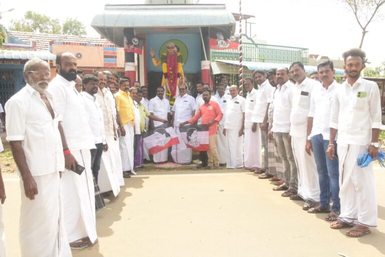 அலங்காநல்லூர் அருகே கோவிலூரில்உள்ள எம்ஜிஆர் சிலைக்கு அமமுக சார்பில் மரியாதை