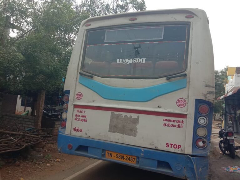 தாராபட்டி கிராமத்தில் அரசு பேருந்து பழுதாகி நின்றதால் வெளியூர் செல்லும் பொதுமக்கள் கடும் அவதி