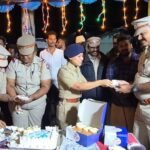 வாணியம்பாடி பேருந்து நிலையத்தில் மாவட்ட காவல் கண்காணிப்பாளர் ஸ்ரேயா குப்தா ஆங்கில புத்தாண்டு (2025)கேக் வெட்டி வரவேற்று புத்தாண்டு வாழ்த்துகளை தெரிவித்தார்.