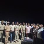 ராமநாதபுரம் மாவட்டம் கீழக்கரையில் புத்தாண்டை வரவேற்க்கும் விதமாக காவல்துறைசார்பாக இனிப்புகள் வழங்கியும் கொண்டாடப்பட்டது.