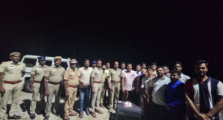 ராமநாதபுரம் மாவட்டம் கீழக்கரையில் புத்தாண்டை வரவேற்க்கும் விதமாக காவல்துறைசார்பாக இனிப்புகள் வழங்கியும் கொண்டாடப்பட்டது.