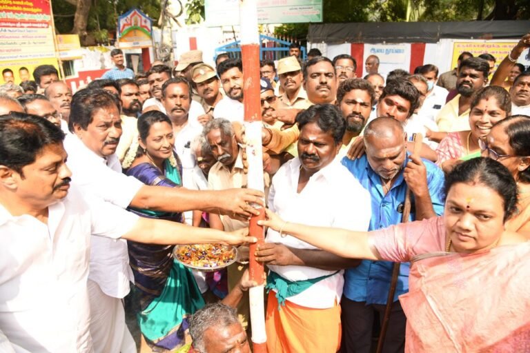 ஜல்லிக்கட்டுக்கு முகூர்த்தக் கால்.