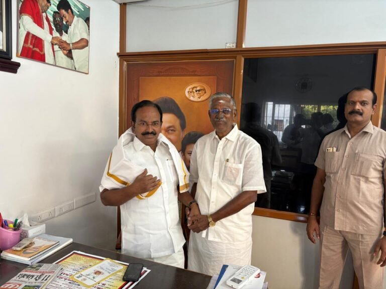 திரைப்பட தயாரிப்பாளர் சுற்றுலாத்துறை அமைச்சரை சந்தித்தார்.