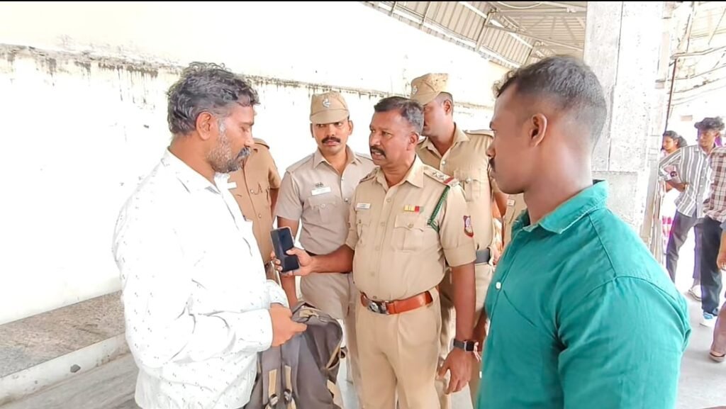 அண்ணா பேருந்து நிலையத்தில் அதிரடி படை போலீசார்.