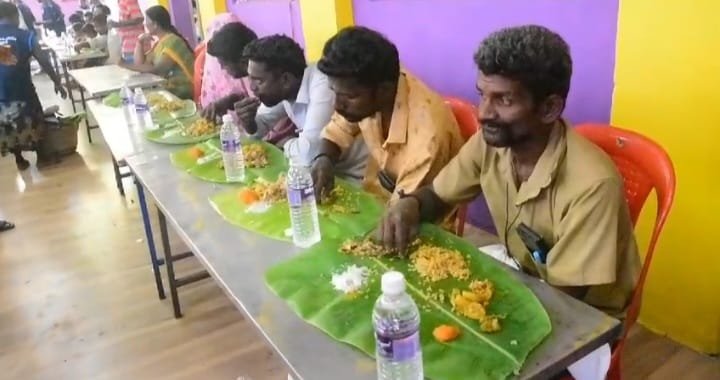 சமயநல்லூர் ஊராட்சியில் பொதுமக்களுக்கு சிக்கன் பிரியாணி வழங்கிய ஊராட்சி மன்ற தலைவர்.