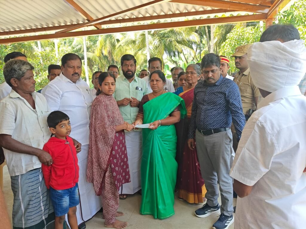 தூத்துக்குடி மாவட்டம், எட்டையபுரம் பகுதி இல் ஏற்பட்ட விபத்தில் உயிரிழந்த அலங்கியத்தைச் சேர்ந்த மூன்று பேர் குடும்பத்தினருக்கு முதலமைச்சர் நிவாரண நிதி அமைச்சர் கயல்விழி வழங்கினார்.