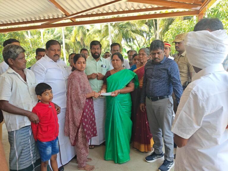 தூத்துக்குடி மாவட்டம், எட்டையபுரம் பகுதி இல் ஏற்பட்ட விபத்தில் உயிரிழந்த அலங்கியத்தைச் சேர்ந்த மூன்று பேர் குடும்பத்தினருக்கு முதலமைச்சர் நிவாரண நிதி அமைச்சர் கயல்விழி வழங்கினார்.