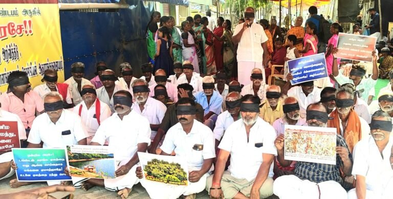 டங்ஸ்டன் சுரங்க ஏலத்தை ரத்து செய்யக்கோரி கண்ணில் கருப்பு துணி கட்டி போராட்டம்.