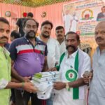 இலவச வேட்டி வழங்கும் விழா மதுரையில் நடைபெற்றது.