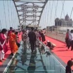 கண்ணாடி இழைப்பாலத்தில் காலணி அணிந்து செல்ல அனுமதி மறுப்பு.