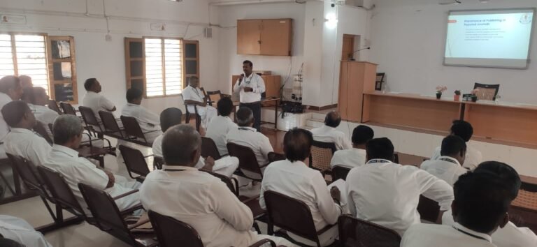 திருவேடகம், விவேகானந்த கல்லூரியில் ஆசிரியர் திறன் மேம்பாட்டுப் பயிற்சி.