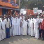 சோழவந்தான் ஜன 7 மதுரை மாநகராட்சியின் வார்டுகளின் எண்ணிக்கையை அதிகரிக்கும் விதமாக மாநகராட்சிக்கு அருகில் உள்ள பேரூராட்சி மற்றும் ஊராட்சி பகுதிகளை மாநகராட்சியுடன் இணைக்கும் நடவடிக்கையை தமிழக அரசு மேற்கொண்டு வருகிறது இதன் ஒரு பகுதியாக பரவை பேரூராட்சியை மதுரை மாநகராட்சியுடன் இணைக்கும் அறிவிப்பு வெளியிடப்பட்டுள்ள நிலையில் அதனை கண்டித்து அதிமுக சார்பில் பரவை மெயின் ரோட்டில் மதுரை திண்டுக்கல் தேசிய நெடுஞ்சாலை அருகில் ஆர்ப்பாட்டம் நடைபெற்றது ஆர்ப்பாட்டத்தில் 100க்கும் மேற்பட்ட அதிமுகவினர் மற்றும் ஏராளமான பொதுமக்கள் கலந்து கொண்டனர் ஆர்ப்பாட்டத்தில் பரவை முன்னாள் சேர்மன் ராஜா தலைமையில் அதிமுகவினர் மற்றும் பொதுமக்கள் திரளாக பங்கேற்று தமிழக அரசை கண்டித்து கோஷங்களை எழுப்பினர்