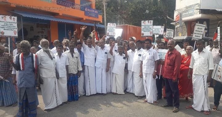 சோழவந்தான் ஜன 7 மதுரை மாநகராட்சியின் வார்டுகளின் எண்ணிக்கையை அதிகரிக்கும் விதமாக மாநகராட்சிக்கு அருகில் உள்ள பேரூராட்சி மற்றும் ஊராட்சி பகுதிகளை மாநகராட்சியுடன் இணைக்கும் நடவடிக்கையை தமிழக அரசு மேற்கொண்டு வருகிறது இதன் ஒரு பகுதியாக பரவை பேரூராட்சியை மதுரை மாநகராட்சியுடன் இணைக்கும் அறிவிப்பு வெளியிடப்பட்டுள்ள நிலையில் அதனை கண்டித்து அதிமுக சார்பில் பரவை மெயின் ரோட்டில் மதுரை திண்டுக்கல் தேசிய நெடுஞ்சாலை அருகில் ஆர்ப்பாட்டம் நடைபெற்றது ஆர்ப்பாட்டத்தில் 100க்கும் மேற்பட்ட அதிமுகவினர் மற்றும் ஏராளமான பொதுமக்கள் கலந்து கொண்டனர் ஆர்ப்பாட்டத்தில் பரவை முன்னாள் சேர்மன் ராஜா தலைமையில் அதிமுகவினர் மற்றும் பொதுமக்கள் திரளாக பங்கேற்று தமிழக அரசை கண்டித்து கோஷங்களை எழுப்பினர்