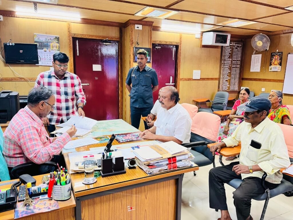 புதுச்சேரி உப்பளம் தொகுதி வாணரப்பேட்டை மாரியம்மன் கோயில் பகுதி பொதுமக்கள் தொகுதி சட்டமன்ற உறுப்பினர் அனிபால் கென்னடி அவர்களிடம் பட்டா வழங்க வேண்டி கோரிக்கை வைத்தனர்