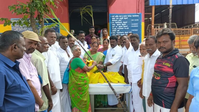 பழனி அருகே ஆயக்குடியில் பொங்கல் பரிசு தொகுப்பு வழங்கும் விழா நடைபெற்றது.