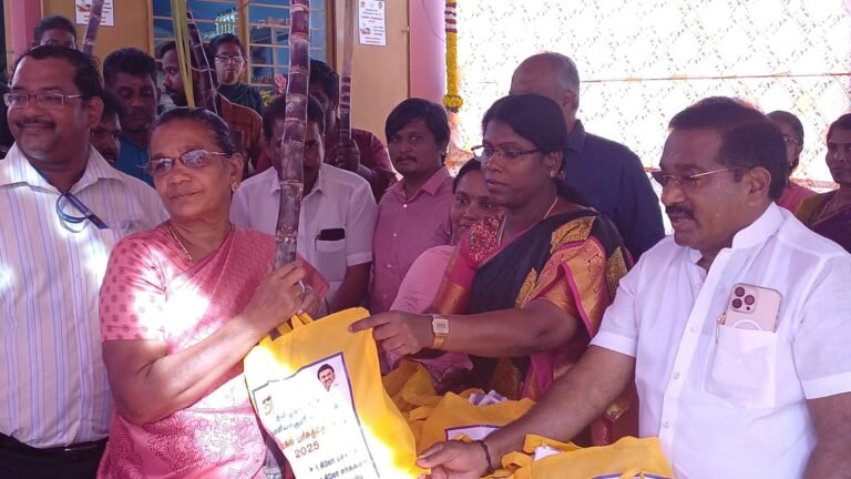 ஆசாரிபள்ளம் கூட்டுறவு நியாய விலை கடையில் பொங்கல் பரிசு தொகுப்பு வழங்கும் விழா நடைபெற்றது.