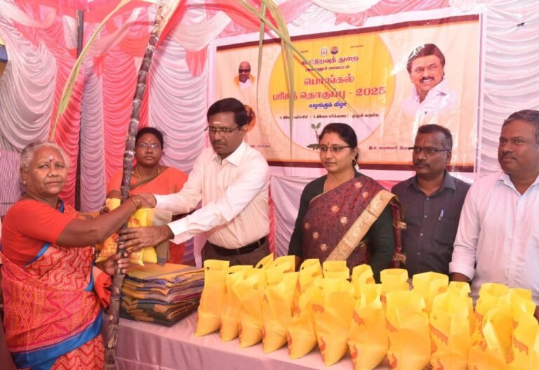 அரியலூர் மாவட்டம் வாரணவாசி பகுதியில் பொங்கல் பரிசுத் தொகுப்பினை மாவட்ட ஆட்சித்தலைவர் பொ.இரத்தினசாமி துவக்கிவைத்தார்.