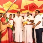 வணிகவரி மற்றும் பதிவுத்துறை அமைச்சர் மதுரை ஒத்தக்கடை நியாய விலை கடையில் பொங்கல் பரிசு வழங்கினார்.