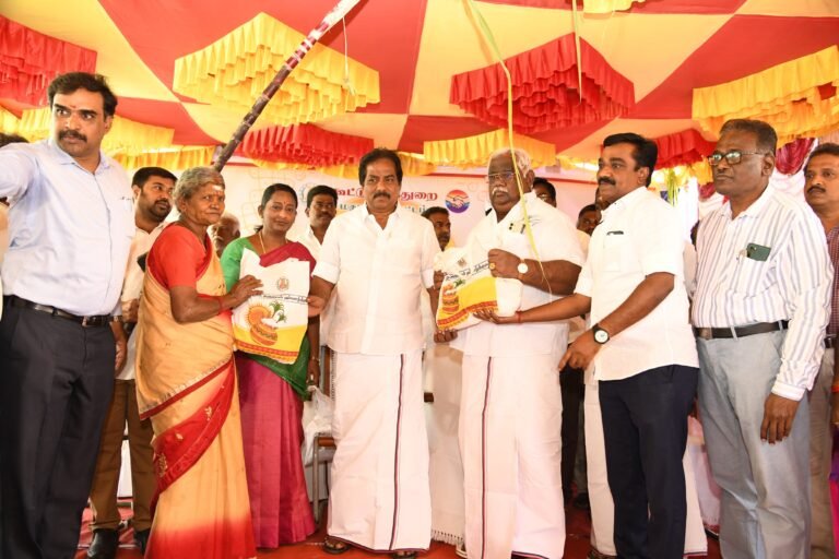 வணிகவரி மற்றும் பதிவுத்துறை அமைச்சர் மதுரை ஒத்தக்கடை நியாய விலை கடையில் பொங்கல் பரிசு வழங்கினார்.