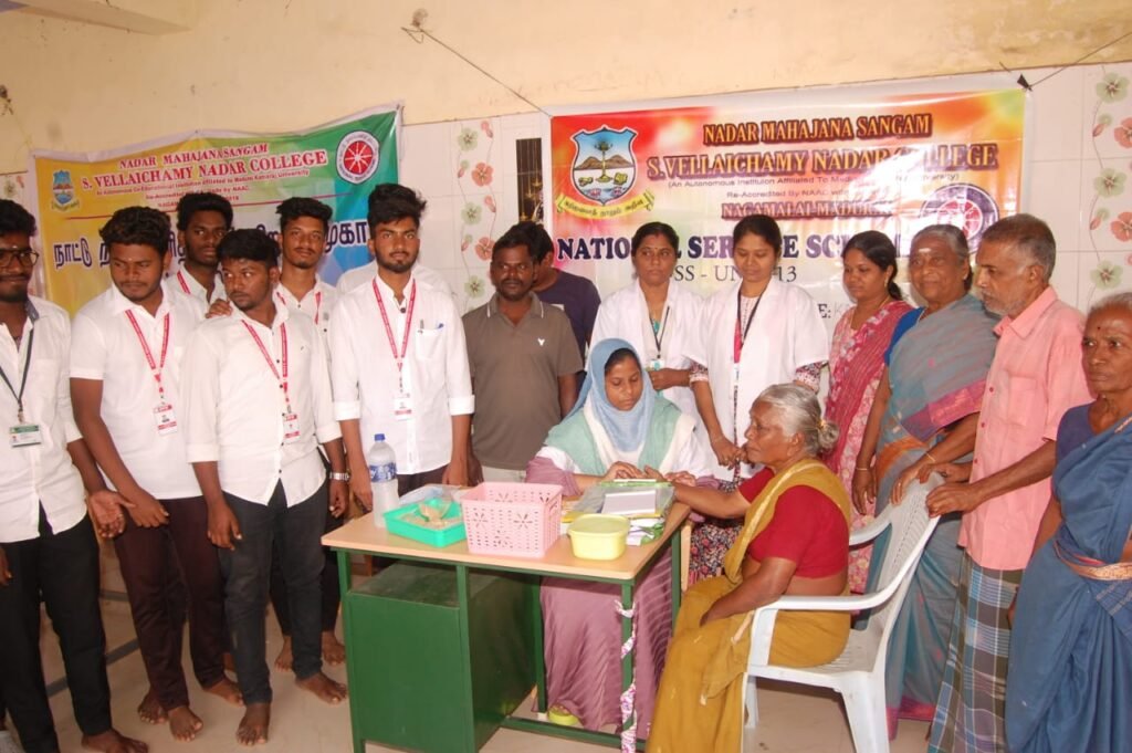நாட்டு நலப்பணி திட்ட மாணவர்கள் சார்பாக ஆயுர்வேத மருத்துவ முகாம்